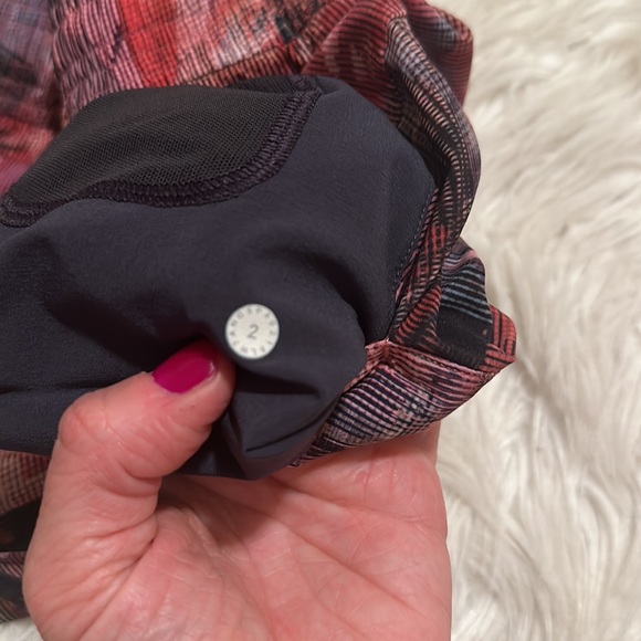 Lululemon Spring Break Away Short - Size 2 - Picture 2 of 4